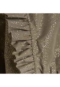 Bruine stof met metallic gouden spikkels, met een geraffineerde naaddetail. Soepele textuur met glanzende accenten door het materiaal heen.
