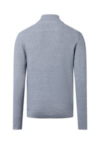 Blauwe geweven trui met een hoge kraag, lange mouwen en geribde boorden en zoom. De stof heeft een subtiel ruitpatroon.