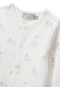 Un body blanc pour bébé avec des boutons-pression et de petites illustrations de lapins gris et orange éparpillées sur le tissu.