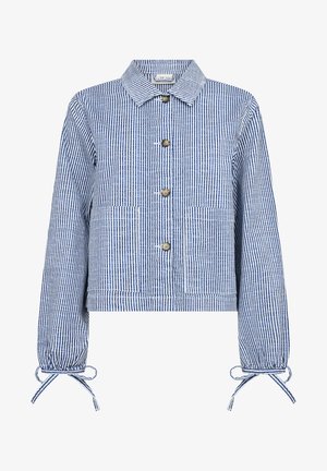 Csíkos kék és fehér cropped kabát, gombos elülső résszel, hosszú ujjak ráncolt mandzsettával, két elülső zsebbel és klasszikus gallérral.
