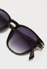 Eyewear by David Beckham Solbriller - havana
