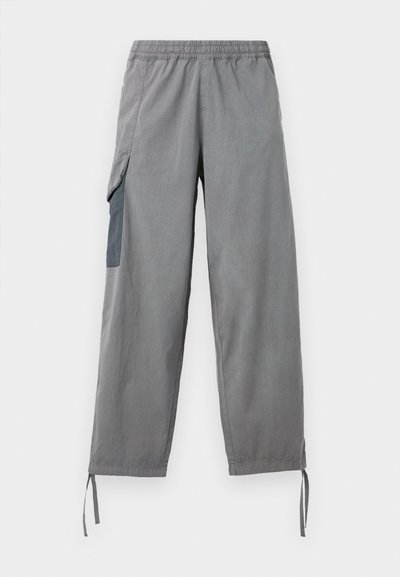 Sivé ľahké cargo nohavice s elastickým pásom, bočnou kapsou, nastaviteľnými manžetami a hladkou textúrou.