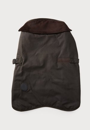 Tmavě hnědý voskovaný bavlněný kabát pro psy s kordovým límcem, nastavitelné boční popruhy a kulatou značkovou nášivkou blízko spodního okraje.