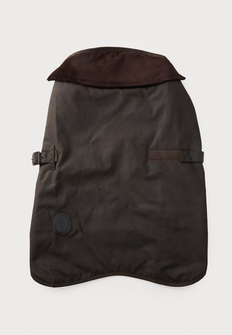 Σκούρο καφέ αδιάβροχο σκυλίσιο παλτό από βαμβακερό ύφασμα με κοCorduroy γιακά, ρυθμιζόμενες πλευρικές λωρίδες και κυκλικό λογότυπο κοντά στο κάτω μέρος.