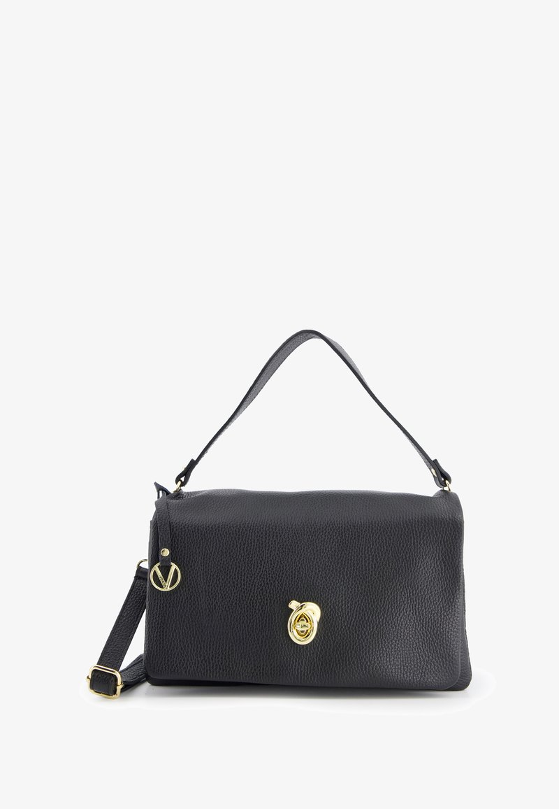 Czarna skórzana torebka o teksturowanym wykończeniu, ze złotymi elementami i charakterystycznym akcentem w postaci logo. Posiada odpinany pasek na ramię.