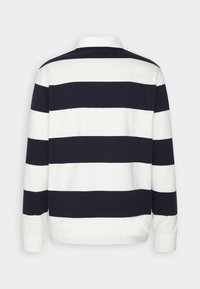 Maglia da rugby a maniche lunghe con ampie strisce orizzontali blu navy e bianche, colletto bianco e polsini a coste, vista da dietro.