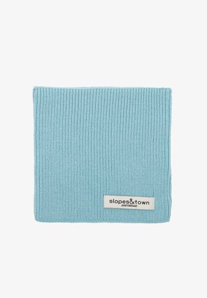 Collo blu chiaro lavorato a maglia con texture a coste e forma rettangolare. Presenta un'etichetta bianca con la scritta "slopes&town AMSTERDAM".