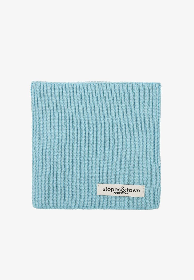 Collo blu chiaro lavorato a maglia con texture a coste e forma rettangolare. Presenta un'etichetta bianca con la scritta "slopes&town AMSTERDAM".