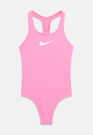 Růžové dámské jednodílné plavky bez rukávů značky Nike s racerbackem a bílým logem Nike swoosh uprostřed na hrudi.