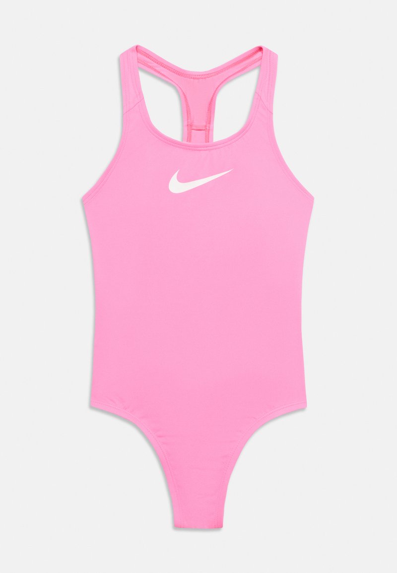 Rožinis Nike vienspalvis maudymosi kostiumėlis be rankovių su lenktomis nugarėlėmis ir balta Nike logotipu krūtinės viduryje.