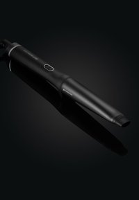 Fer à friser noir avec un design effilé, finition mate lisse, un bouton près de la base et une buse fine et allongée.