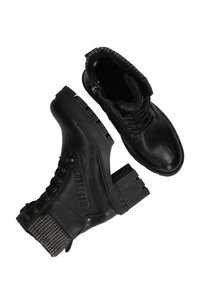 Zwarte leren enkelboots met een getextureerd zijpaneel, vetersluiting, stevige rubberen zool en metalen oogjes. Bevat logo-detail aan de zijkant.