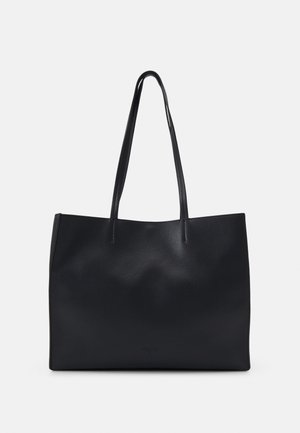 Czarna prostokątna torba typu tote z długimi uchwytami na ramię, bez widocznych ozdób ani zapięć, na jednolitym jasnym tle.