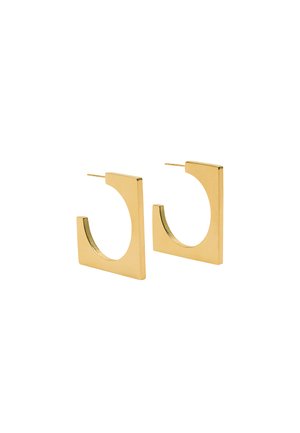 Złote metalowe kolczyki o geometrycznym wzorze w kształcie kwadratu z okrągłym wycięciem. Gładka tekstura z wypolerowanym wykończeniem.