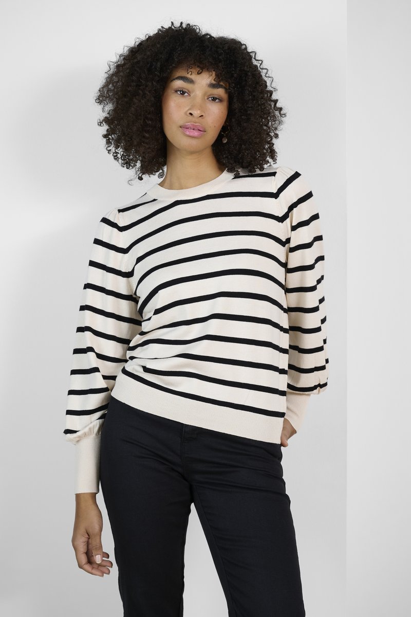 Maglione a righe in crema e nero, con scollo rotondo e vestibilità rilassata, arricchita da maniche a palloncino. Il materiale sembra morbido e leggero.