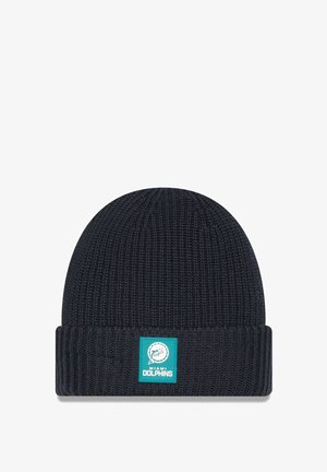 Bonnet en tricot bleu marine foncé avec un revers côtelé. Présente une étiquette carrée en teal avec un graphique de dauphin et le texte "MIAMI DOLPHINS."