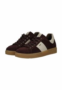 Baskets en suède bordeaux avec des accents en cuir blanc, bout rond, lacets ton sur ton et semelle en caoutchouc clair. Présente un détail de marque subtil.