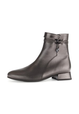 Bottine en cuir métallisé gris foncé avec un bout pointu, une sangle à la cheville et un petit talon carré. Texture lisse, design minimaliste.