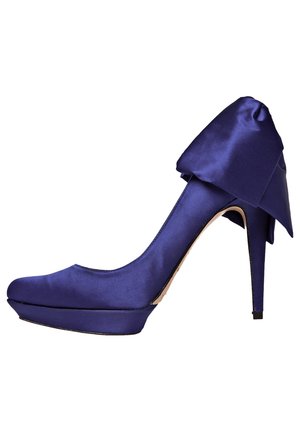 Højhælede pumps i satin i dyb lilla farve med rundet tå, plateausål og en stor sløjfe detaljeret bagpå.