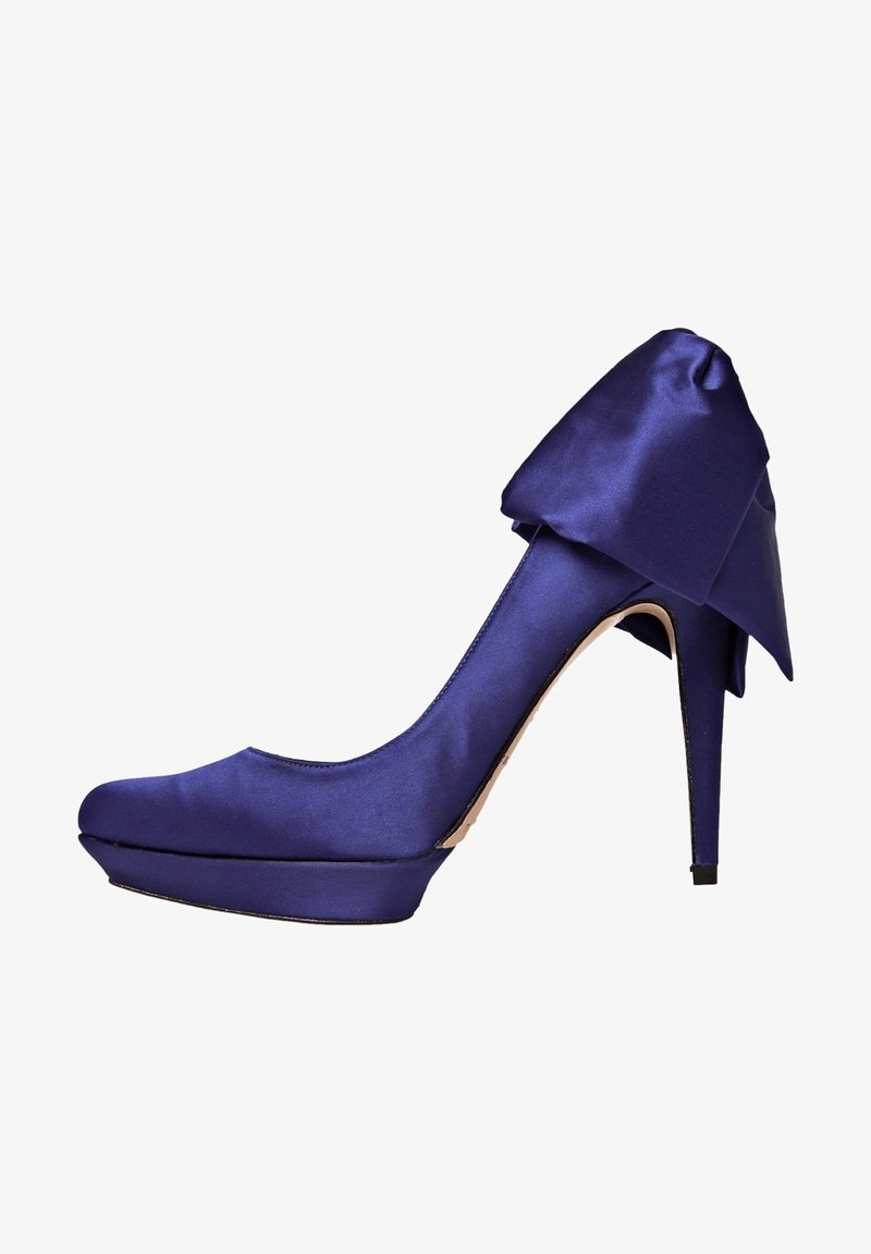 Satynowy szpilka w głębokim fioletowym kolorze, z zaokrąglonym noskiem, platformą i dużą kokardą z tyłu.