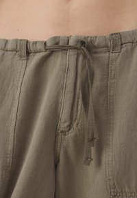 BDG Urban Outfitters Hlačami s stranskimi žepi - khaki