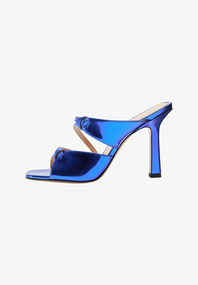 Plave lakirane sandale s visokom petom, otvorenim prstima, dva remena preko vrha i elegantnom, uskom petom.