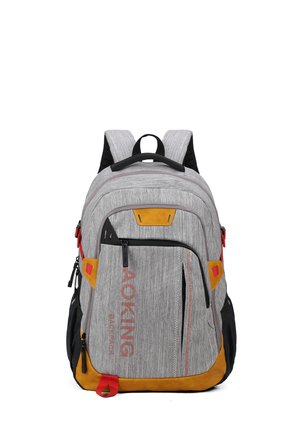 Grijze stoffen rugzak met rode en mosterdkleurige accenten, meerdere ritssluitingen, gewatteerde schouderbanden en zwarte zijvakken.