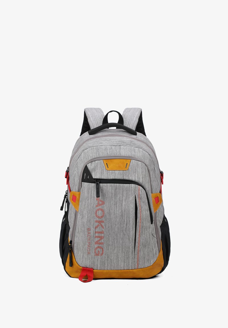 Sac à dos en tissu gris avec des accents rouges et moutarde, plusieurs compartiments zippés, bretelles rembourrées et poches latérales noires.