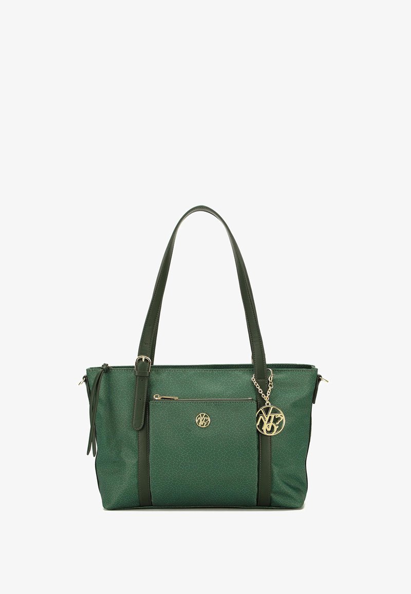 Borsa tote verde realizzata in finta pelle texture, con due manici, una tasca frontale con zip e un ciondolo dorato con logo. Superficie testurizzata con accenti.