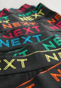 Svart tyg med färgglad "NEXT" brodyr i neonk färger: rosa, blå, grön, gul och orange. Slät textur och lagerdesign.