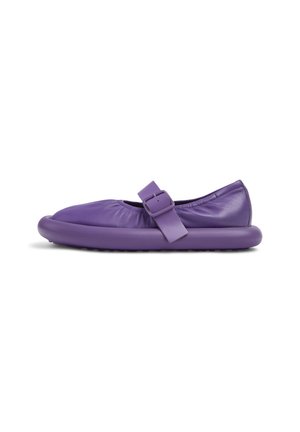 Ballerine in pelle viola con punta rotonda, caratterizzate da una grande fascetta con fibbia e una suola in gomma spessa per il comfort.