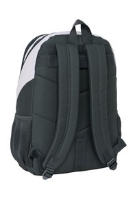 Sac à dos noir et gris avec des bretelles rembourrées et réglables, des poches latérales en maille et une poignée de transport supérieure, vu de l'arrière.