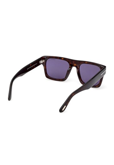 Rechteckige Sonnenbrille mit Schildpattmuster, dunkellila Gläsern und dicken Bügeln, rückseitig auf weißem Hintergrund gezeigt.