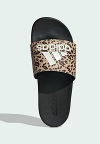 Czarne klapki z paskiem we wzór lamparta, z białym logo adidas i trzema białymi paskami. Podeszwa ma teksturowane wykończenie dla lepszej przyczepności.