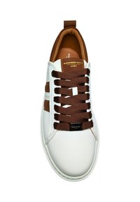 Sneaker in pelle bianca con lacci in tessuto marrone, forma curvata e un pannello accentato marrone. Branding dorato sulla linguetta e sul tallone.