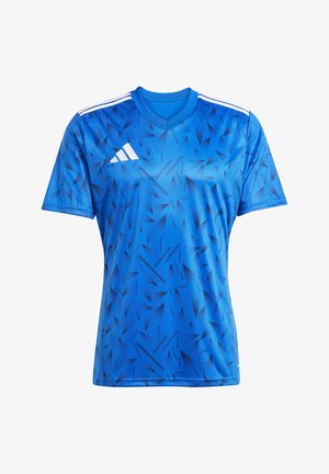 Blauses Sportshirt aus glattem Material, mit einem geometrischen Muster in unterschiedlichen Blautönen, V-Ausschnitt und weißen Adidas-Streifen auf den Schultern.