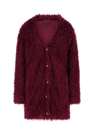 Bordeauxrode cardigan gemaakt van een gestructureerd, pluizig materiaal. Voorzien van een diepe V-hals, lange mouwen en een knoopsluiting aan de voorkant.
