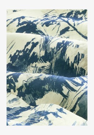 Bombažna tkanina z modrim in bež abstraktnim vzorcem z v spirale ovijanjem in teksturiranimi pregibi, ki prikazuje različne stopnje prosojnosti.