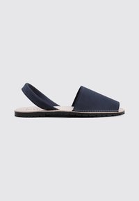 Navyblaue Schlupfsandalen mit einer glatten Oberseite, offenem Fersenbereich und strukturiertem Gummisohle. Sie verfügen über einen breiten Vorderriemen und ein minimalistisches Design.