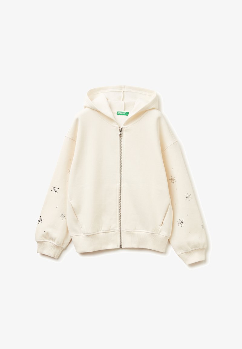 Felpa con zip di colore crema, realizzata in tessuto morbido, dotata di cappuccio con cordino e motivi decorativi a stella sulle maniche.