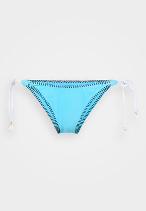 Bikini-bunn i lys blå med svart søm, justerbare hvite bånd på sidene, og gulldetaljer på endene av båndene.