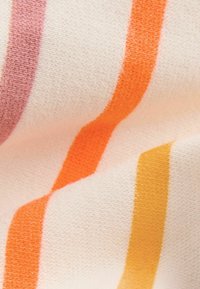 Textil, amelyen vízszintes csíkok találhatók lila, narancs és sárga színekben, krémszínű háttérrel. Puha tapintású, kötött felület.