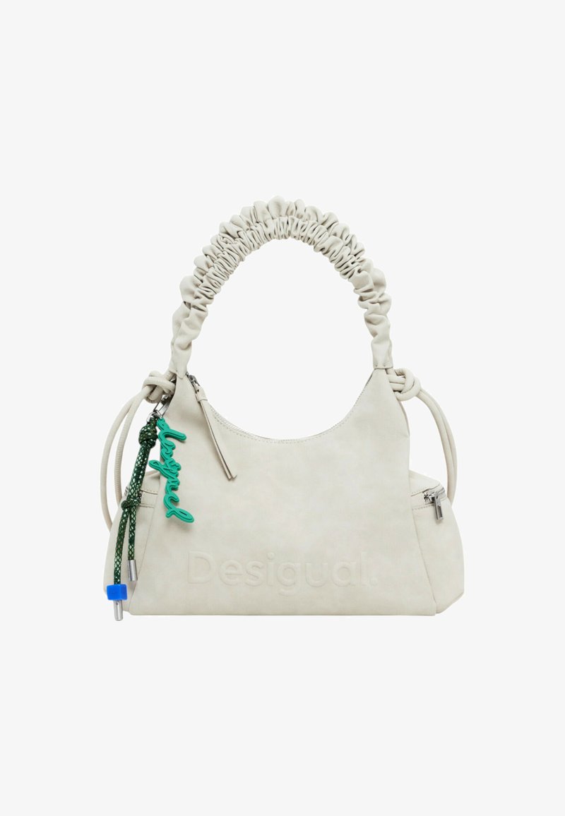 Off-white faux læder håndtaske med rynket håndtag, lynlåslomme og grøn charme. Glat tekstur, diskret præglogo og elegant design.