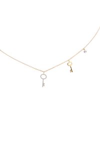 Goldfarbene Halskette mit drei Anhängern: einem silbernen Schlüssel mit funkelnden Akzenten, einem goldenen Schlüssel und einem kleinen runden silbernen Charm. Kettenglied-Design.