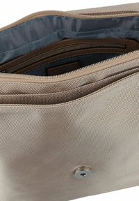 Metallisch roségoldene Tasche aus strukturiertem Stoff, kontrastierendes graues Innenfutter, mehrere Fächer und ein silberner Druckknopfverschluss.