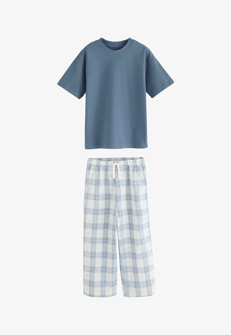 Tricou albastru cu mâneci scurte, asortat cu pantaloni cu talie elastică, în carouri albe și albastre deschise, cu șnur reglabil.