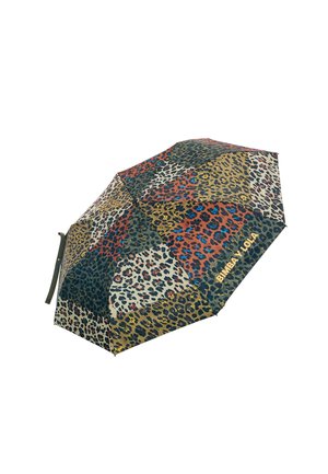 Parasol w cętki lamparta z patchworkowym wzorem w beżowych, zielonych, czerwonych i niebieskich tonacjach, z eleganckim metalicznym złotym logo.