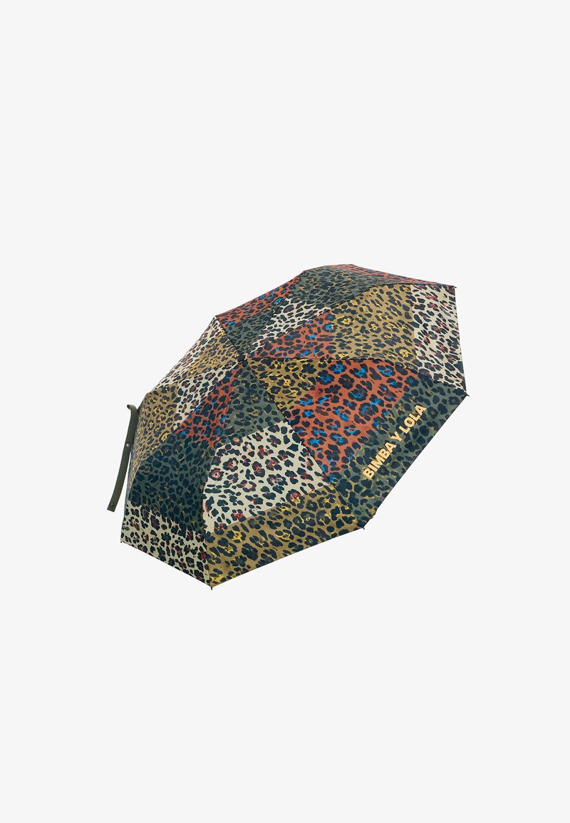 Lepaardprint paraplu met een patchwork ontwerp in beige, groen, rood en blauwtinten, met een slanke metallic gouden logo.