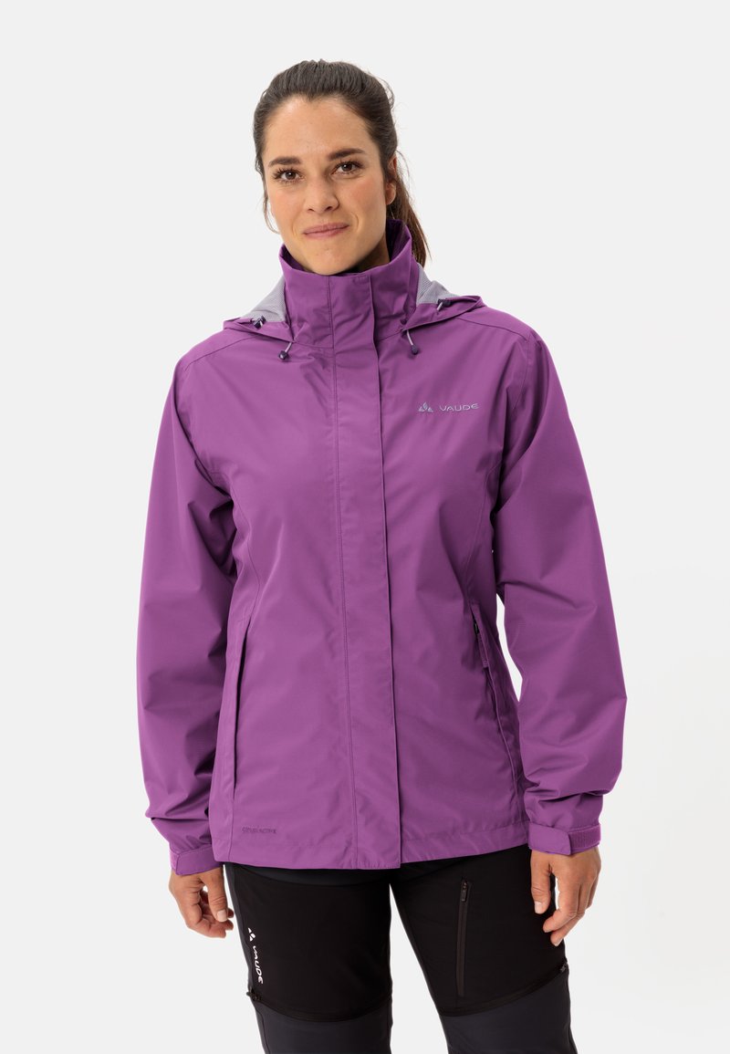 Giacca impermeabile viola con colletto alto, fodera grigia, regolatori e tasche con zip. Texture liscia, progettata per uso all'aperto.