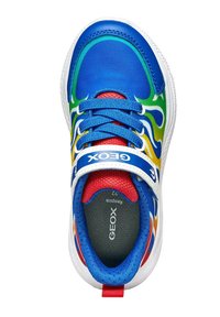 Sneaker in rete blu e verde con accenti rossi, suola bianca e design colorato a fiamma. Presenta lacci, logo e linguetta imbottita.